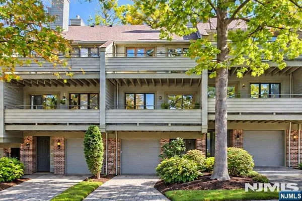 92 MEADOWVIEW CT