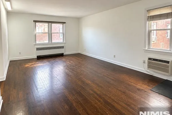 715 BROAD AVE 4