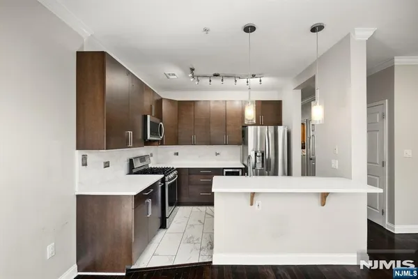382 KINGSTON CT 382