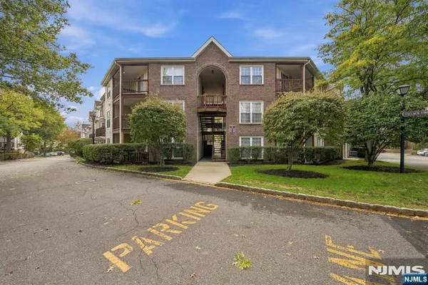 271 VILLAGE CIRCLE DR