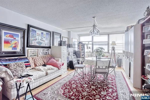 7004 BOULEVARD E 20E