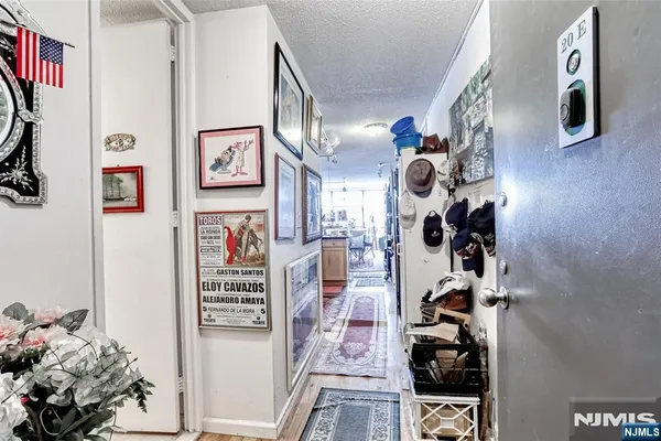 7004 BOULEVARD E 20E