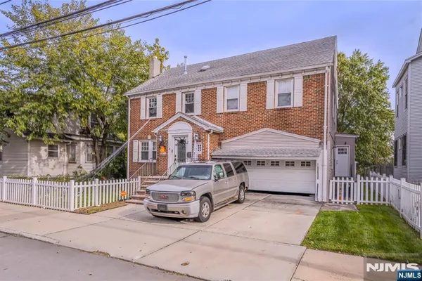 18 BAYVIEW AVE