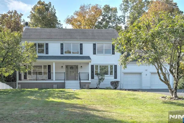 14 LAUREN CT