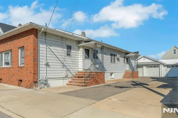 230 LINCOLN PL