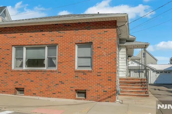 230 LINCOLN PL
