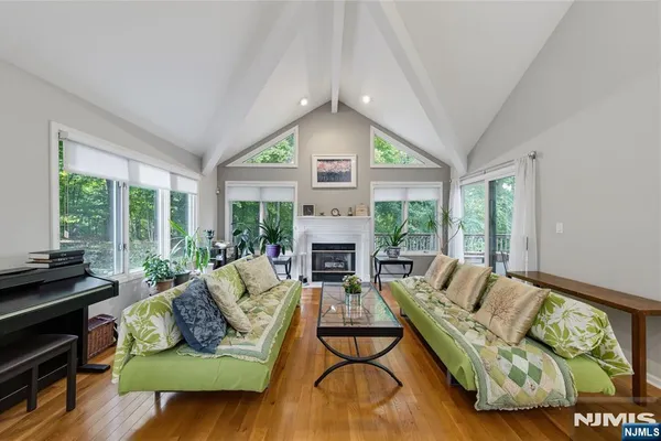 11 LAKEVIEW DR