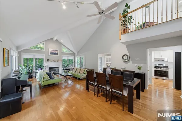 11 LAKEVIEW DR