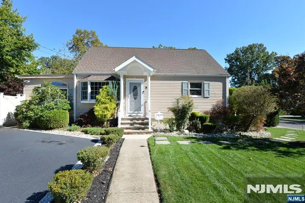 56 WYANDOTTE AVE