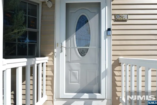 56 WYANDOTTE AVE