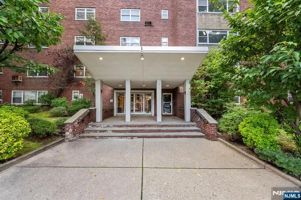 1575 CENTER AVE 1F