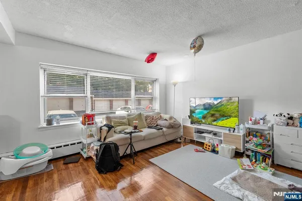 1575 CENTER AVE 1F