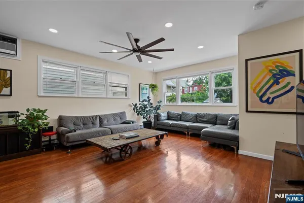 323 JOHN ST