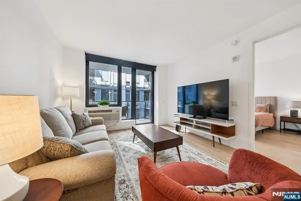 160 1ST ST 1111