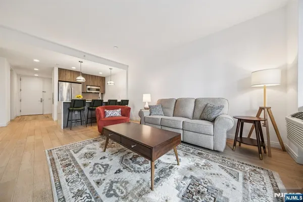 160 1ST ST 1111