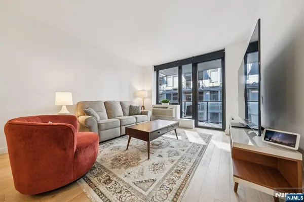 160 1ST ST 1111