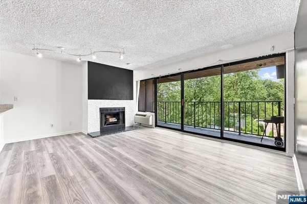 55 CLINTON PL 404