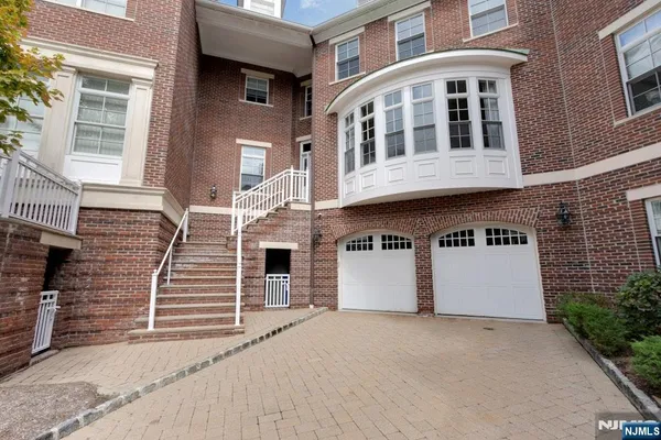 704 HEIGHTS LN