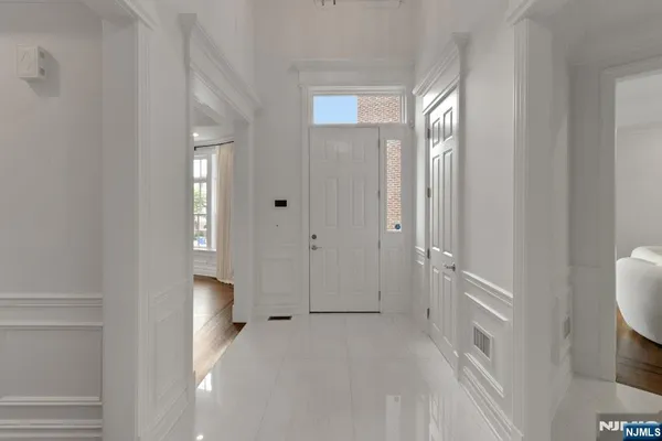 704 HEIGHTS LN