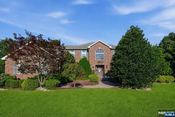 2 BUTTERNUT LN
