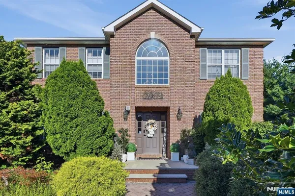 2 BUTTERNUT LN
