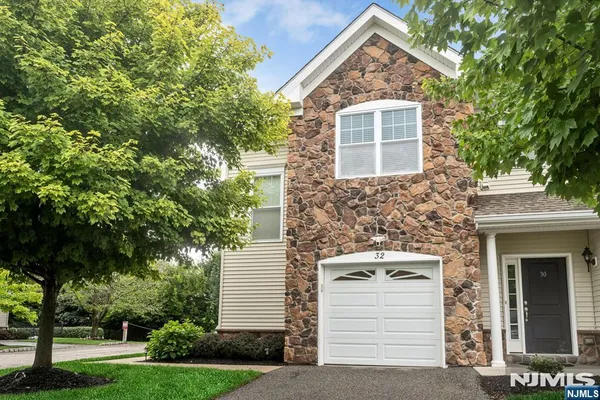 32 DOGWOOD LN
