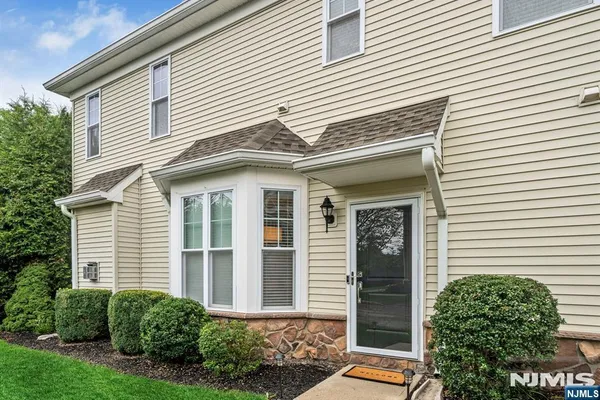 32 DOGWOOD LN