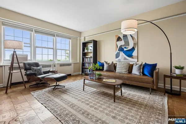 10 CRESTMONT RD 5J