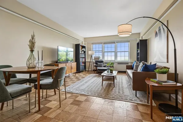 10 CRESTMONT RD 5J