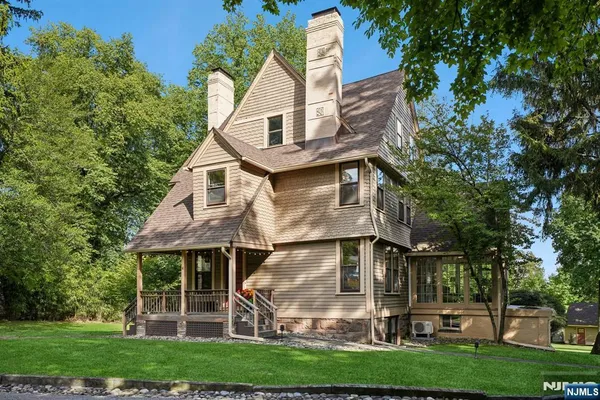 6 EDGEHILL RD