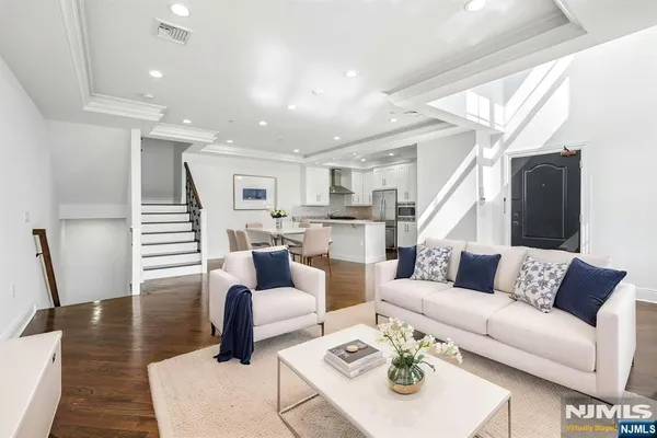 6 MARQUIS CT