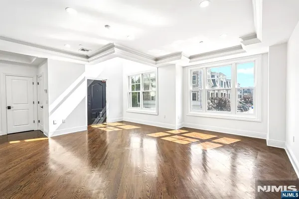 6 MARQUIS CT