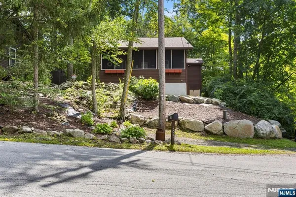 105 SHORE RD