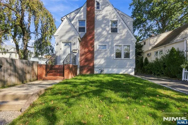 82 BROOK AVE