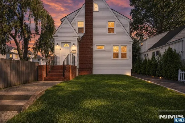 82 BROOK AVE