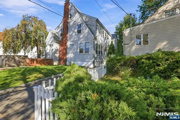 82 BROOK AVE