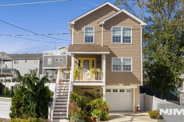 25 CEDAR ST
