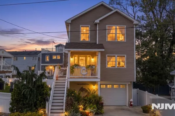 25 CEDAR ST