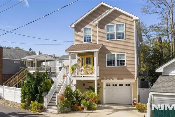 25 CEDAR ST