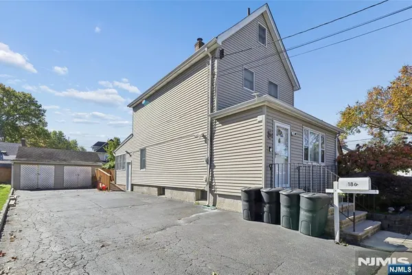 186 GRAND ST
