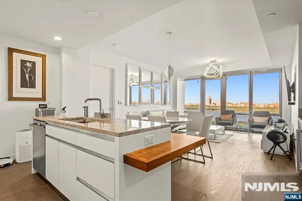 320 ADOLPHUS AVE 317