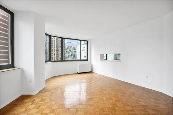 2000 BROADWAY 11F