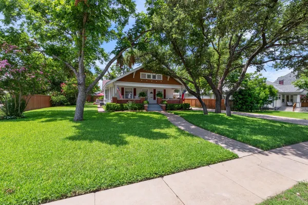 810 E UNIVERSITY AVE