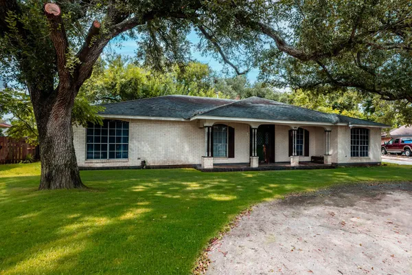 1856 ACACIA CIR
