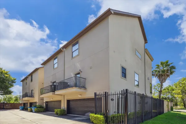 2803 CHARTRES ST