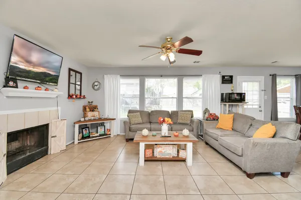 803 N VISTA DR