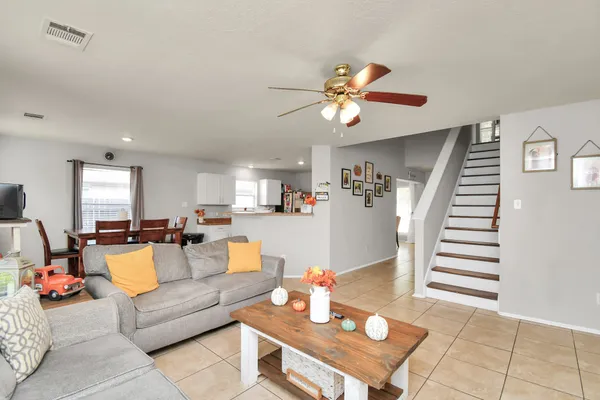 803 N VISTA DR