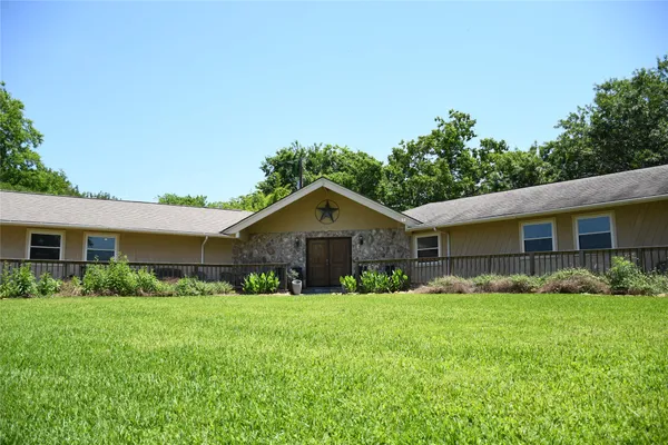 561 LAKEWAY DR
