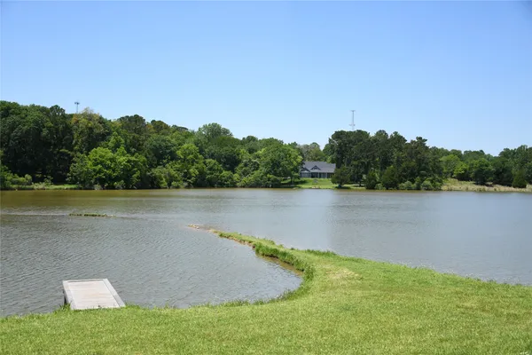 561 LAKEWAY DR