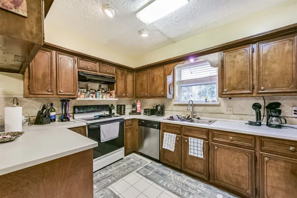 17041 LIVE OAK CIR